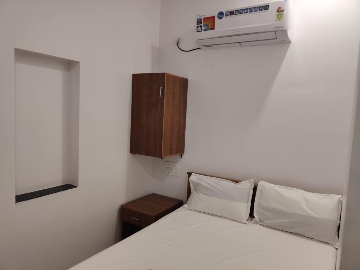 Sri Balaji Lodging Hotel Thiruchendur Exterior photo