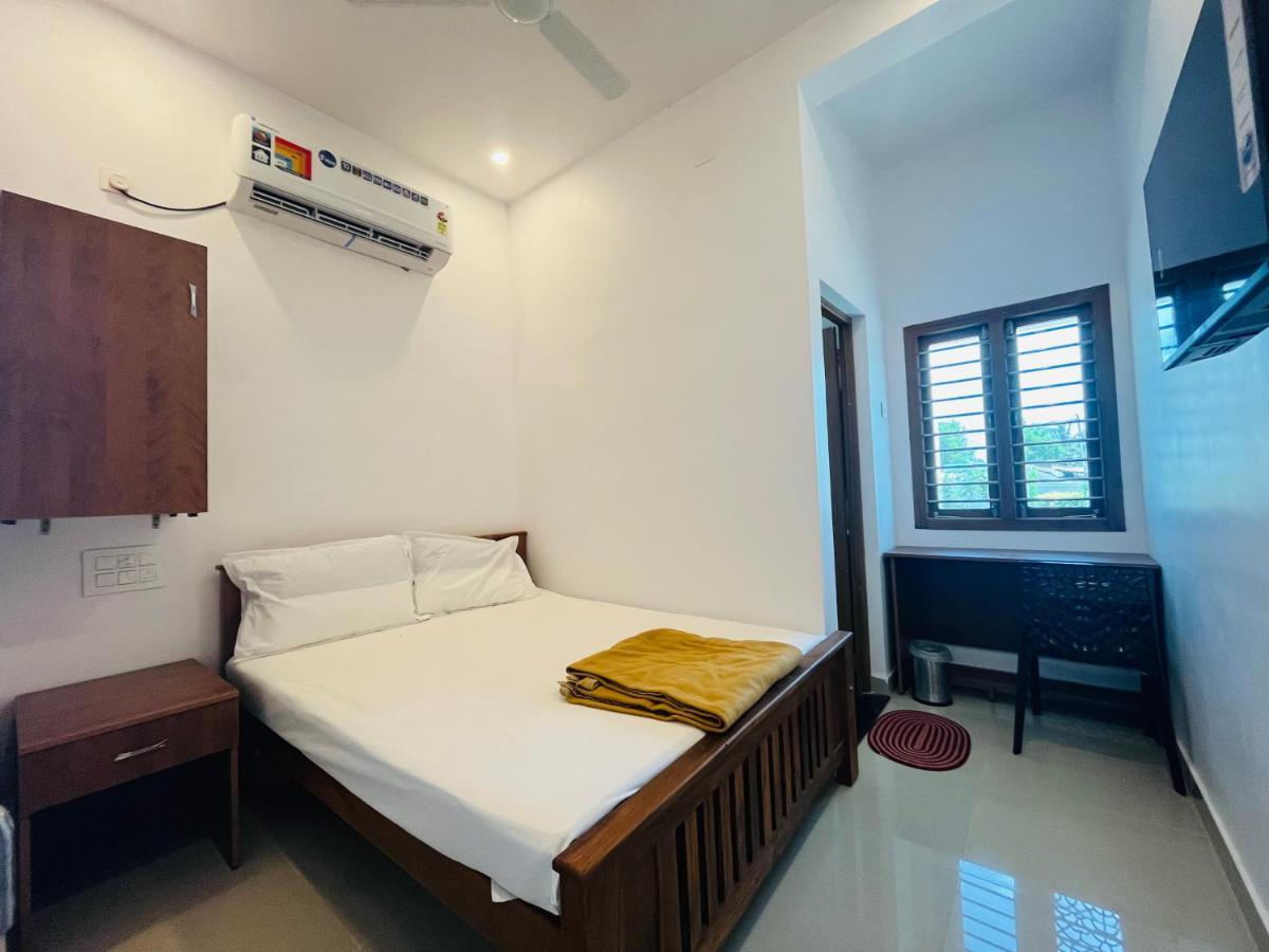 Sri Balaji Lodging Hotel Thiruchendur Exterior photo
