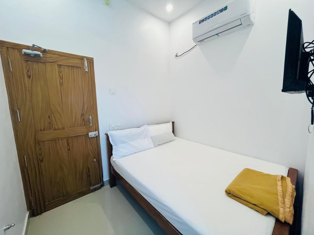Sri Balaji Lodging Hotel Thiruchendur Exterior photo