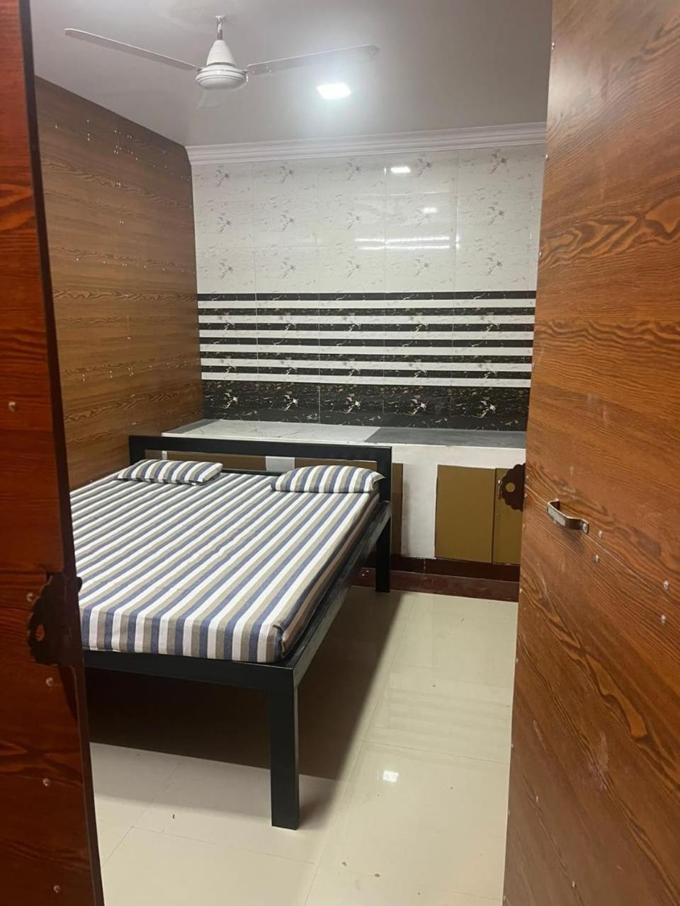 Sri Balaji Lodging Hotel Thiruchendur Exterior photo